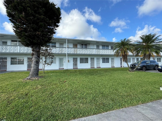 view of front facade featuring a front yard