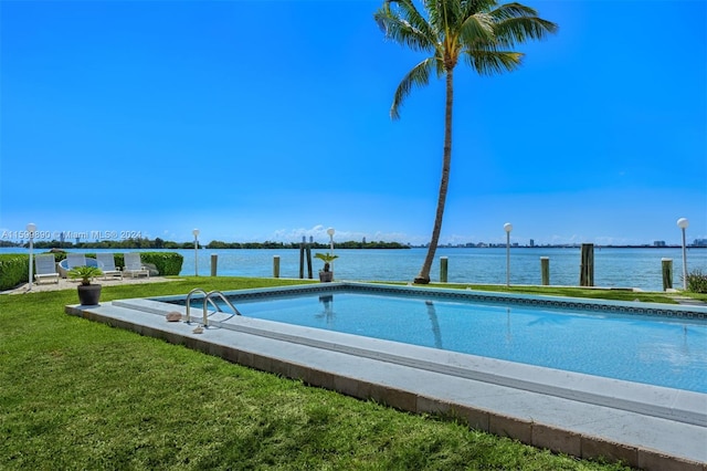 view of swimming pool with a yard