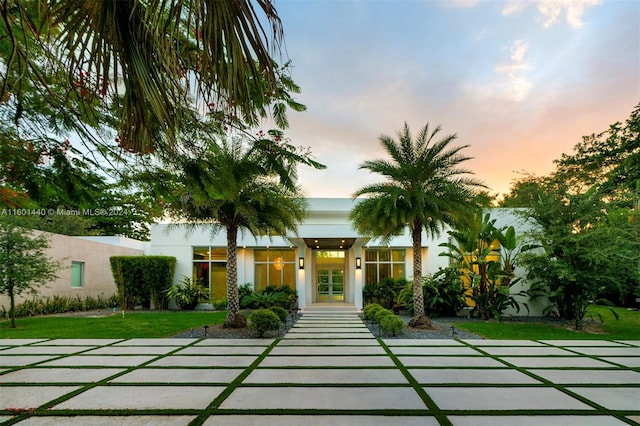 view of front of property with a yard