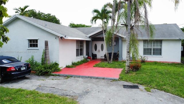 single story home featuring a front yard