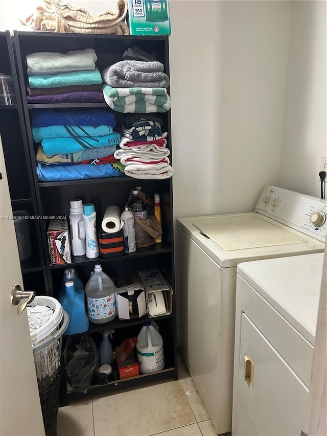 laundry room with light tile patterned floors and independent washer and dryer