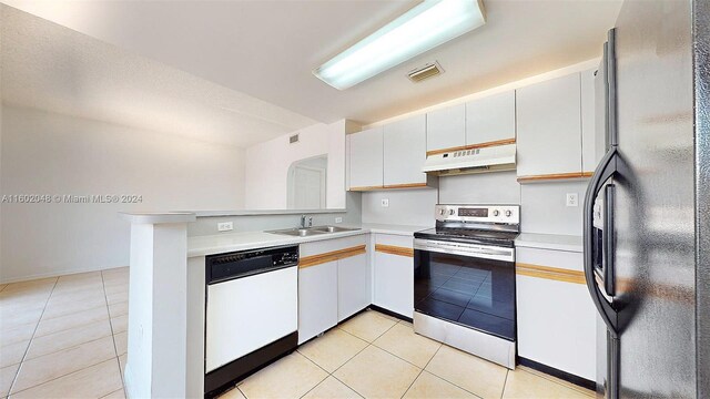 kitchen with kitchen peninsula, dishwasher, electric stove, black fridge with ice dispenser, and sink