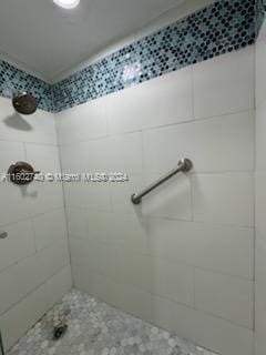 bathroom featuring tiled shower