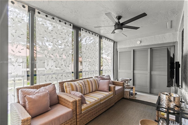 sunroom with ceiling fan