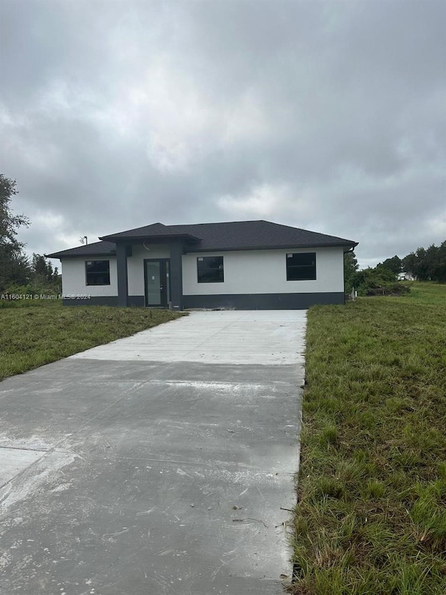 view of front of property featuring a front lawn