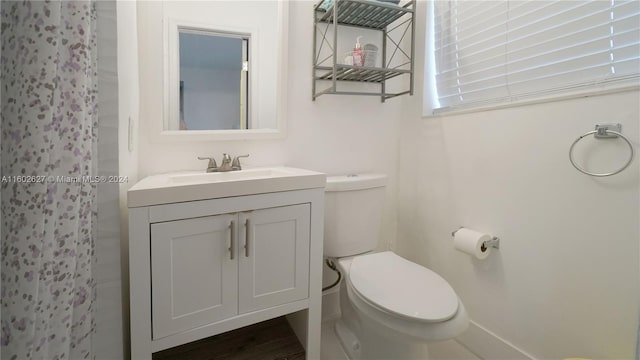 full bath with toilet, a shower with shower curtain, and vanity