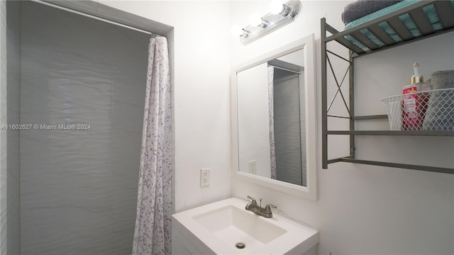 bathroom featuring sink