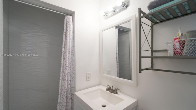 full bathroom with a shower with curtain and vanity