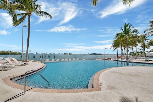 view of swimming pool featuring a water view