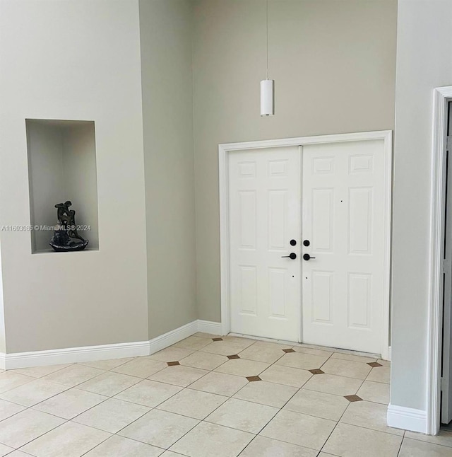 entryway featuring light tile patterned floors and baseboards