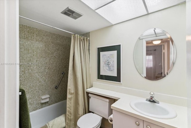 full bathroom with shower / tub combo with curtain, vanity, and toilet