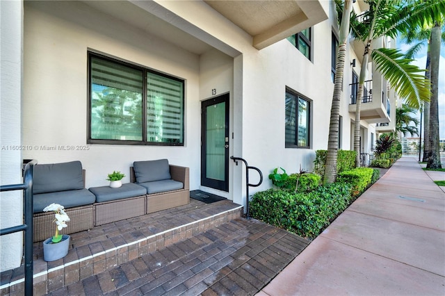 property entrance with an outdoor hangout area