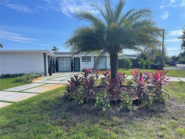 view of front of property featuring a front yard