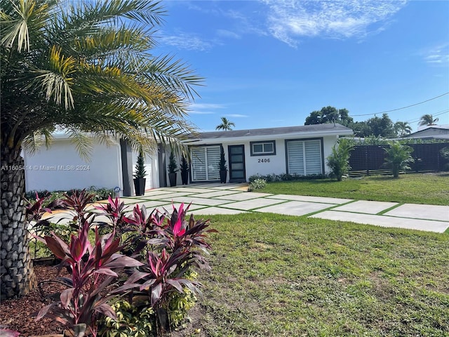 view of front of property featuring a front yard