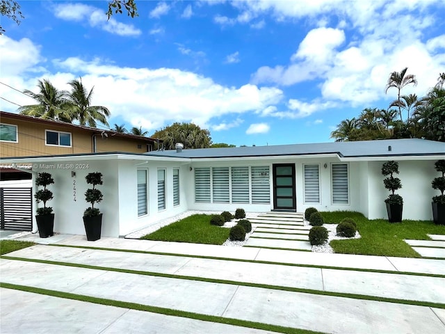 view of front of home featuring a front lawn