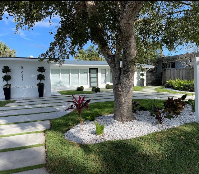 view of front facade with a front yard