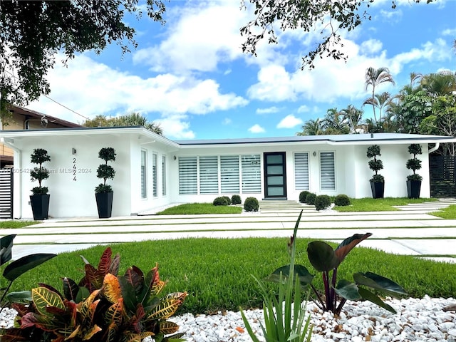 view of front of property featuring a front yard