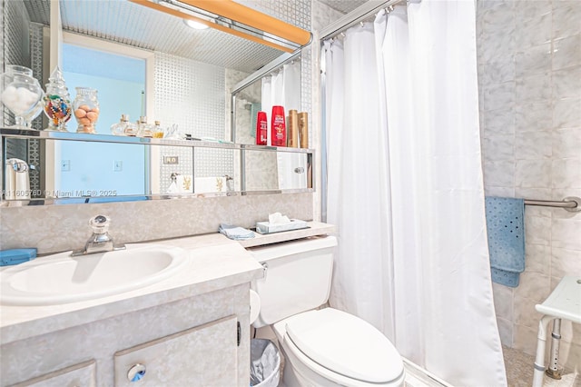 bathroom featuring a shower with curtain, vanity, and toilet