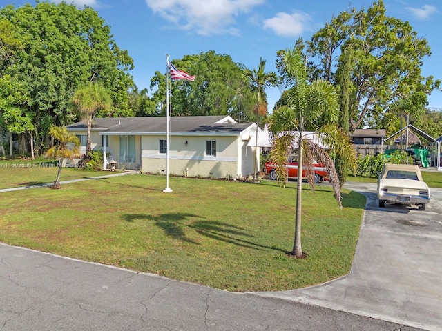 single story home with a front lawn