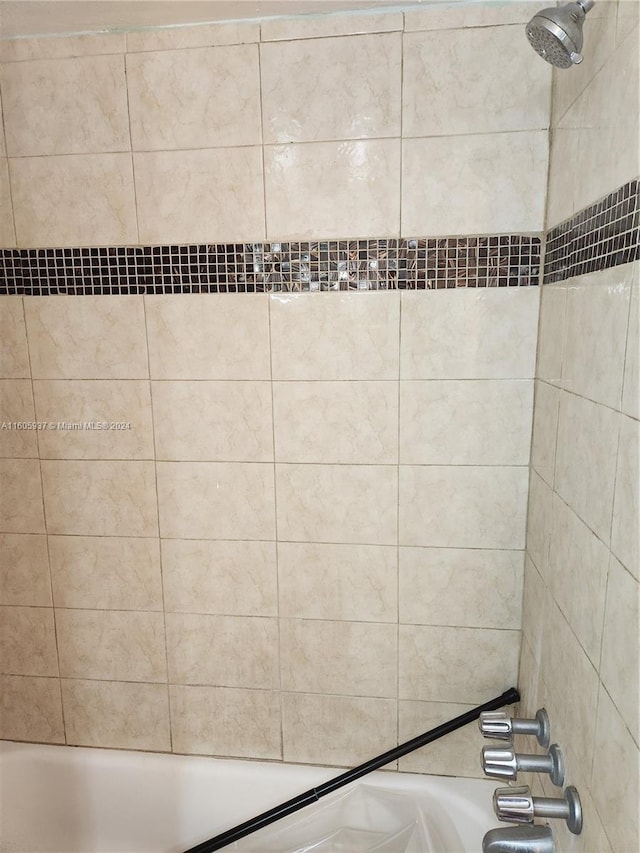 bathroom with tiled shower / bath