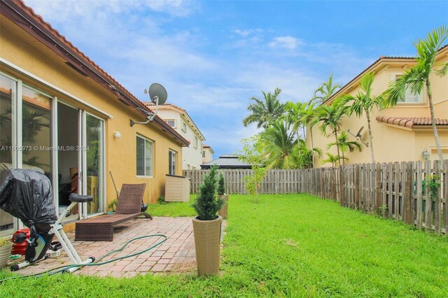 view of yard featuring a patio area