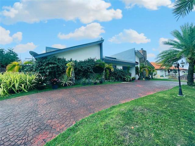 view of front of property with a front yard