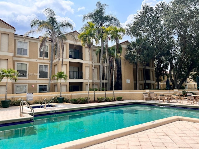 view of swimming pool