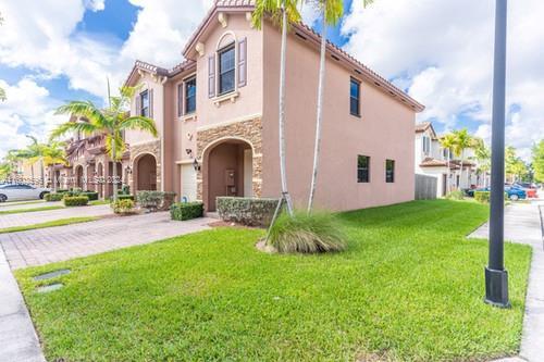 view of front of property featuring a front yard