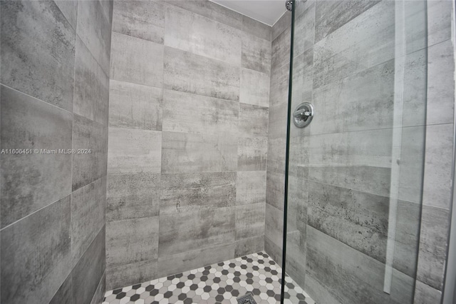 bathroom featuring tiled shower