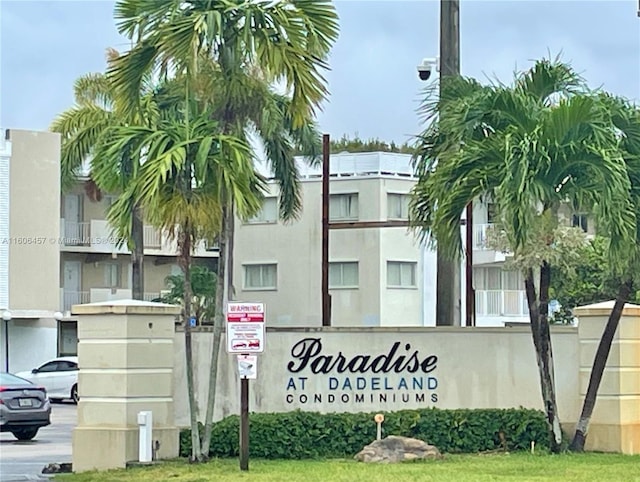 view of community / neighborhood sign