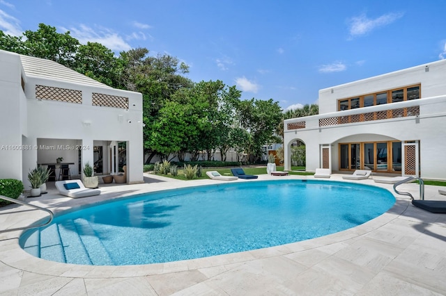 view of swimming pool featuring a patio