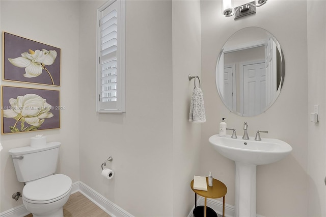 bathroom featuring toilet and sink