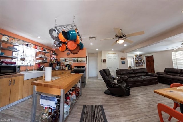 living area with recessed lighting, light wood-type flooring, visible vents, and a ceiling fan