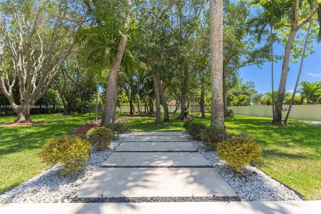 view of property's community featuring a yard