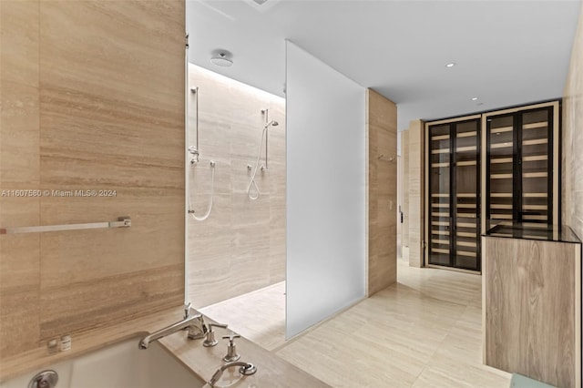 bathroom with tiled shower / bath