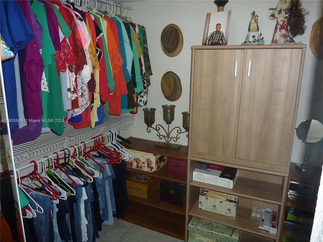 spacious closet featuring light tile patterned floors