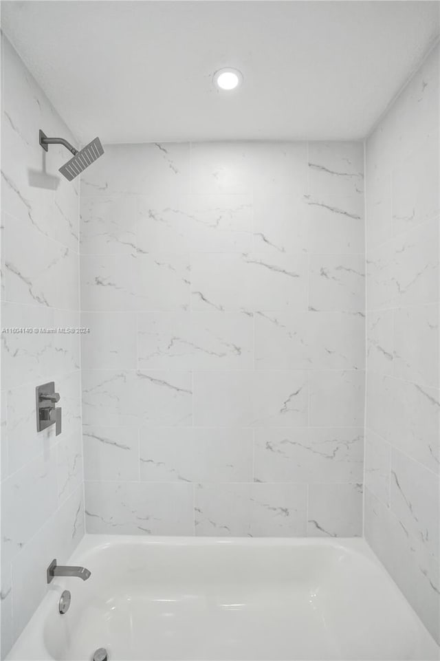 bathroom featuring tiled shower / bath combo