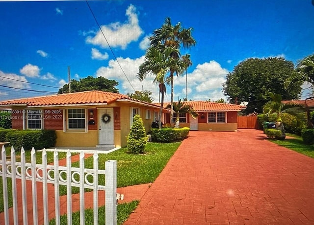 ranch-style house featuring a front lawn