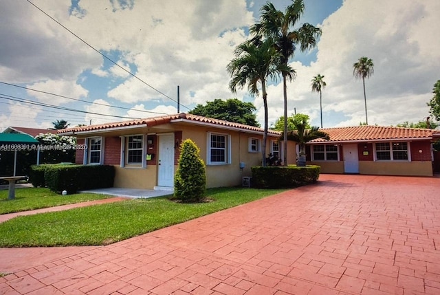 single story home with a front lawn