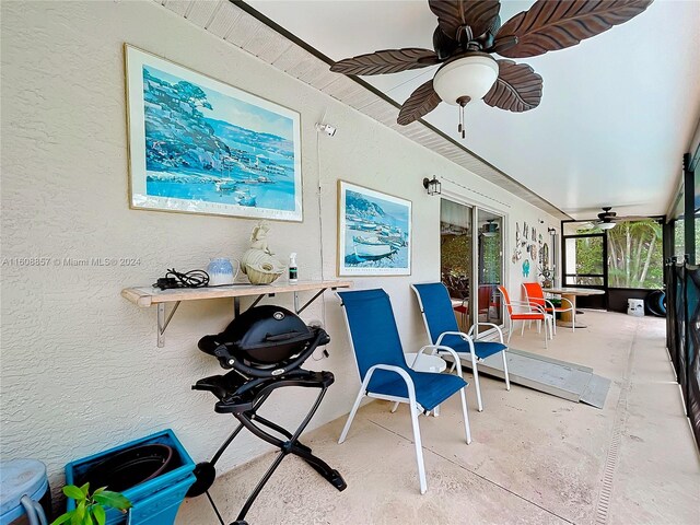 sunroom with ceiling fan