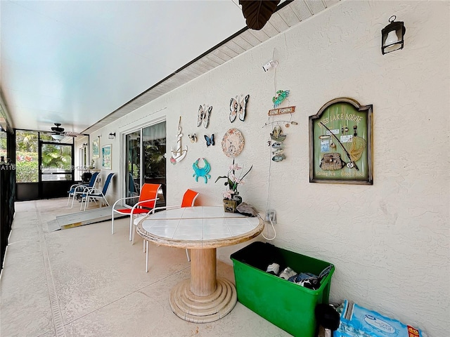 sunroom with ceiling fan