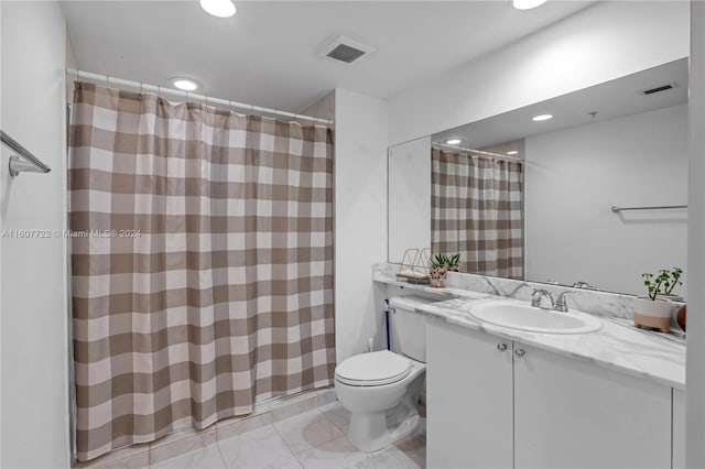 bathroom featuring a shower with shower curtain, vanity, and toilet