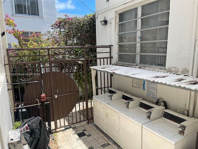 balcony featuring washer and clothes dryer