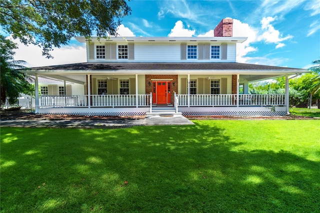 farmhouse featuring a front yard