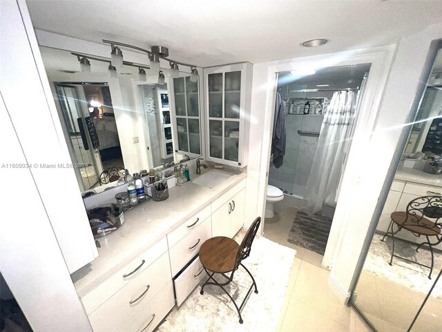 bathroom with a shower with curtain, vanity, and toilet