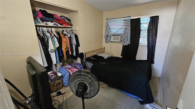 bedroom featuring cooling unit and a closet