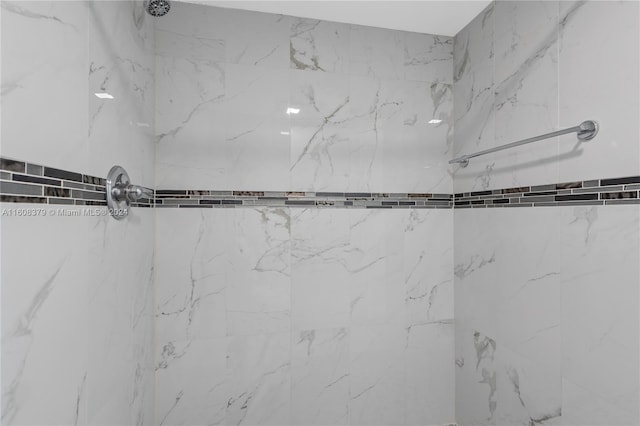 bathroom featuring tiled shower