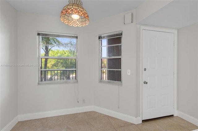 spare room with light tile patterned flooring