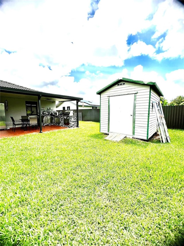 view of yard with a shed