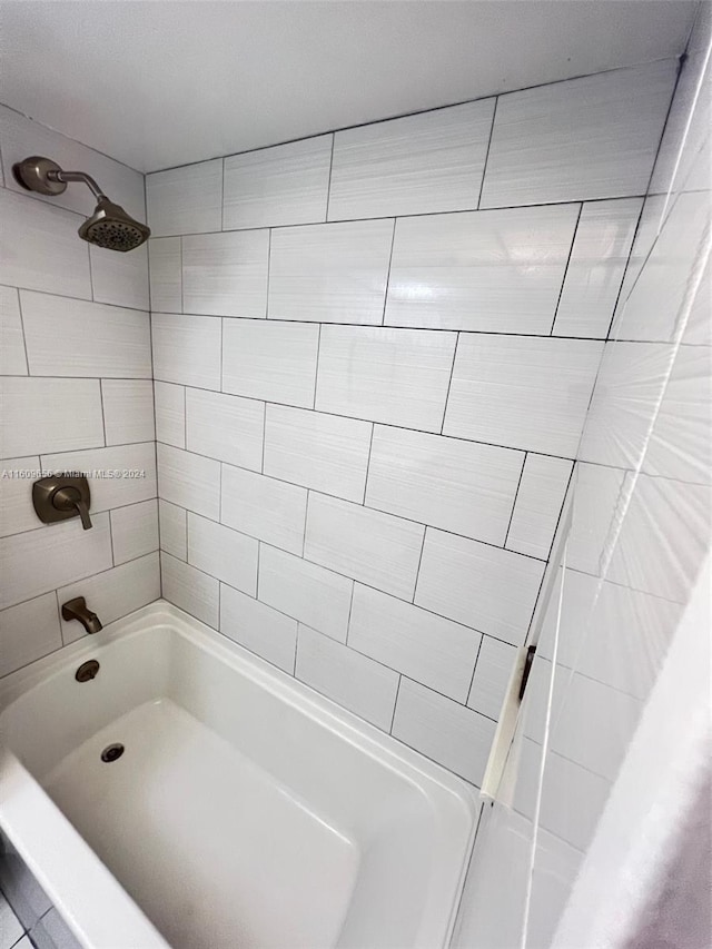 bathroom with tiled shower / bath